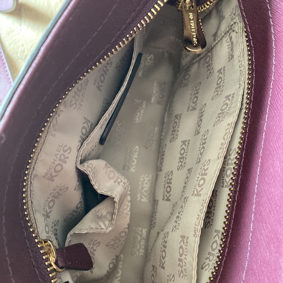 MICHAEL KORS HAMILTON TRAVELER PLUM MINI MESSENGER - Picture 7 of 8
